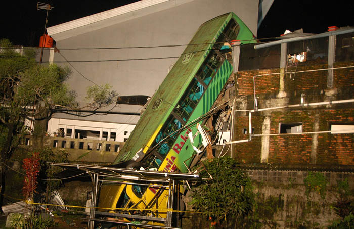 バス暴走で14人死亡　屋台などに次々激突　ボゴール県プンチャック 