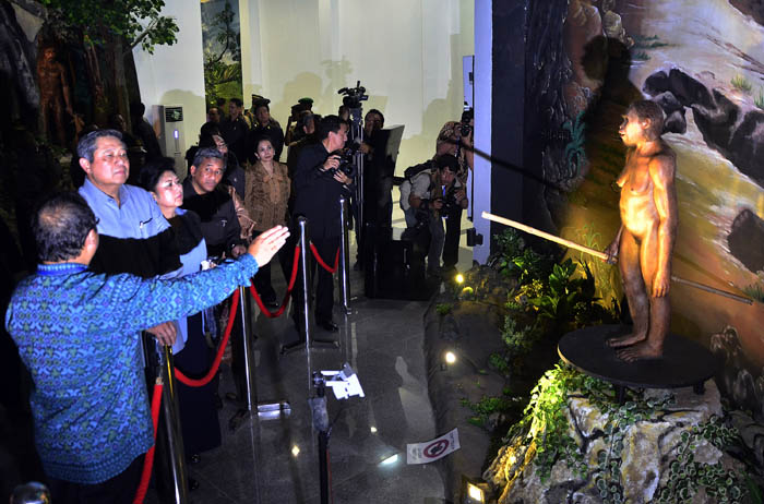 ジャワ原人の博物館　ユドヨノ大統領が見学　中部ジャワ州ソロ近郊 