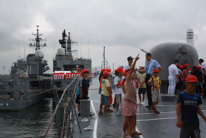 「大きくて広い」　ＪＪＳ小学４年生　護衛艦さわゆきを見学 