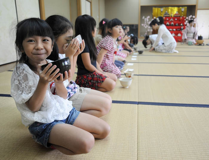 抹茶でひな祭り祝う　ＪＪＳ幼稚部 