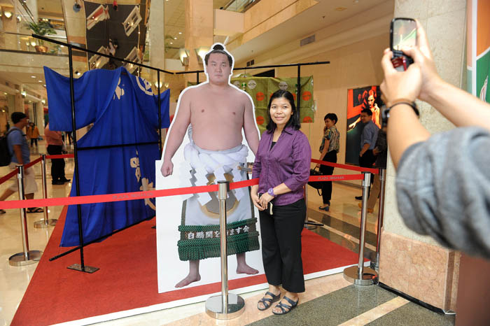大相撲の魅力紹介　白鵬の等身大パネル展示　見たい「大きな強い人」 