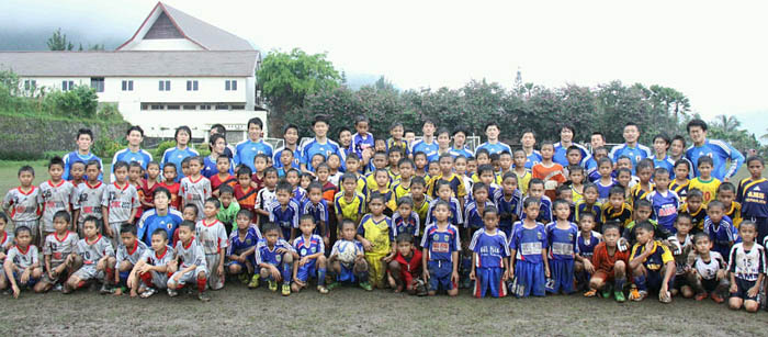 「すごいサッカー好き」　地元小学生に手ほどき 　東ジャワ遠征の全日本大学選抜