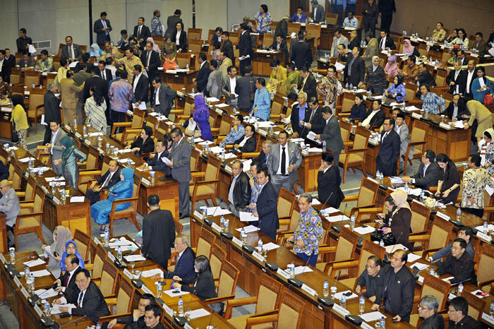 燃料値上げ延期　与党離反で民主党孤立　原油上昇幅適応案を可決