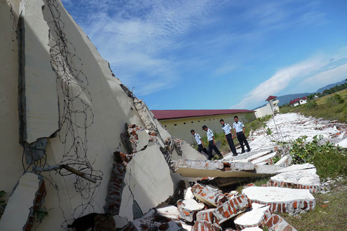 心臓発作で５人死亡　アチェ沖地震　橋崩落や塀損壊も　余震は４３回に
