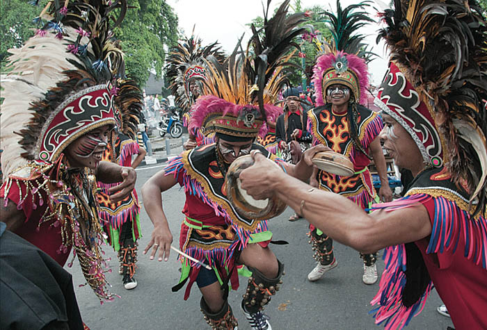各地の舞踊で１００年祝福　マリオボロ通りで盛大に　ジョクジャで王の生誕行事
