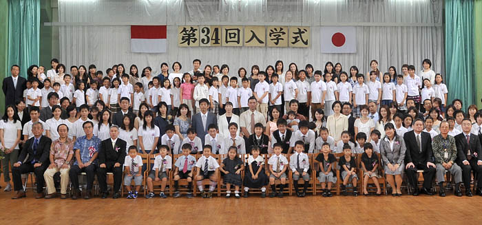 家族のように接する　小・中学部１８人が入学　スラバヤ日本人学校