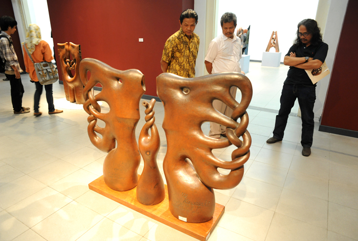陶芸に両国の伝統技法　国立美術館で展覧会　川崎千足さん