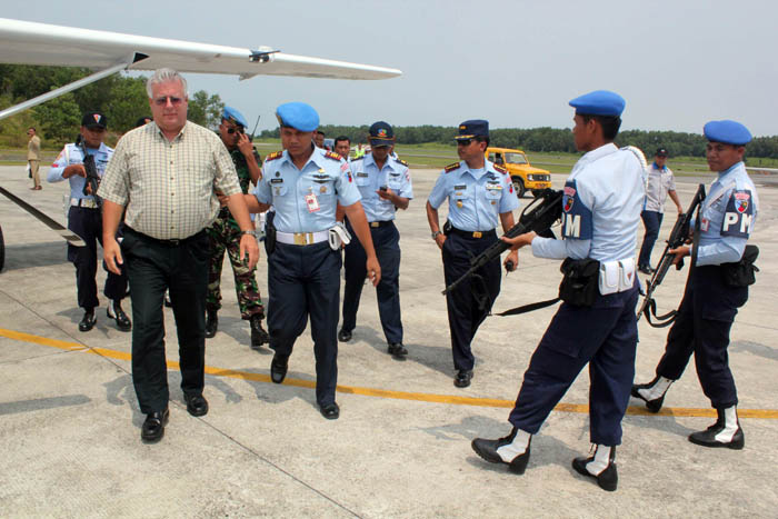 米国人が領空侵犯　空軍、強制着陸させる