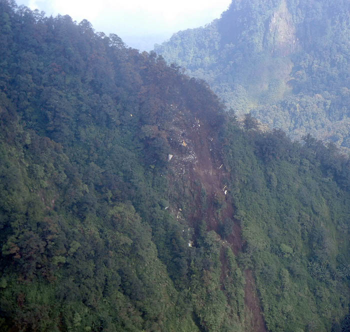 スホイ機、残骸発見　ボゴール山中に墜落　搭乗者４５人の安否不明
