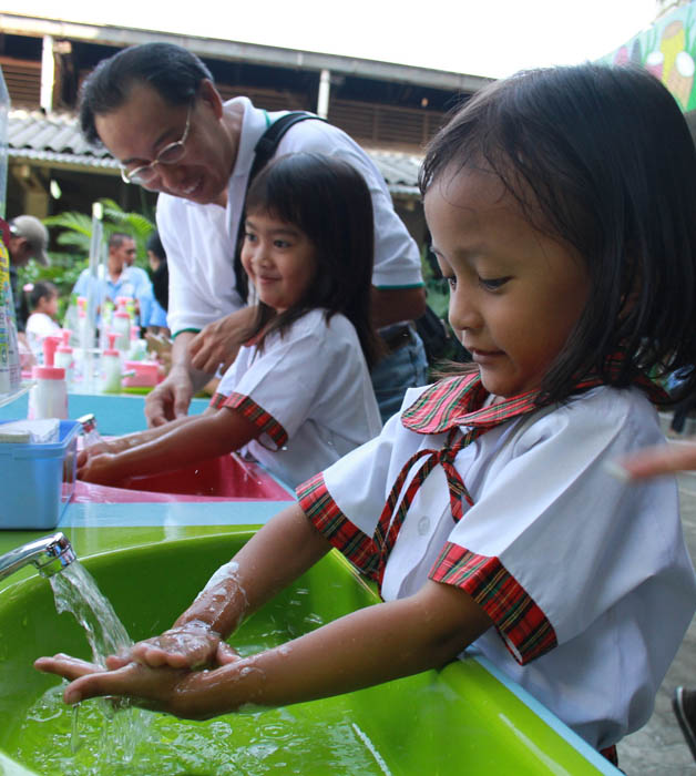 幼稚園で手洗い教室　指の間もごしごし　花王インドネシア 
