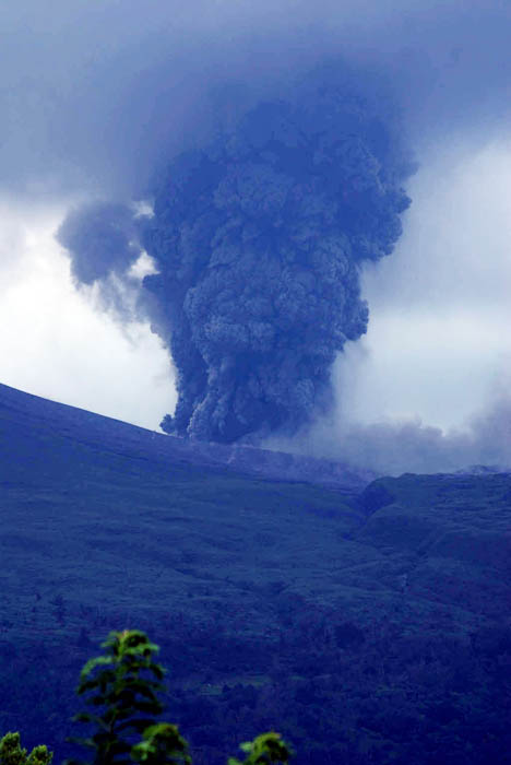 ロコン山  噴火続く　北スラウェシ州 