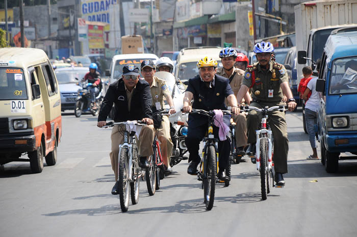 市長が自転車通勤　「ノーカー」政策で　西ジャワ州デポック