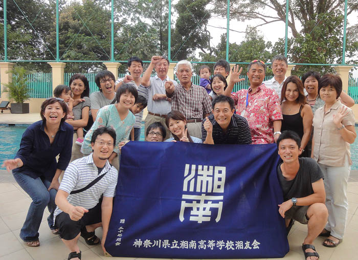 校旗を日本から持参　湘友会、伊沢さん送る　ＢＢＱ大会開く
