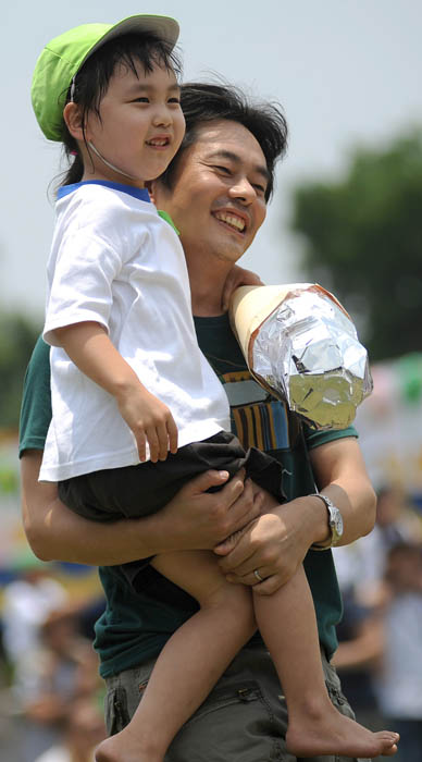 芝生に響く元気な声　ＪＪＳ幼稚部運動会 