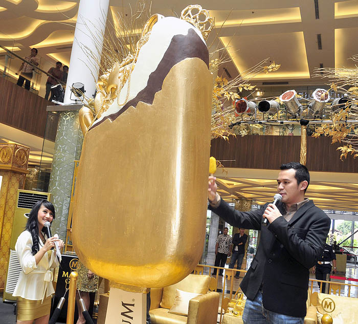 巨大金色アイス登場