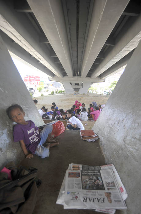 「路上の子どもに教育を」　橋の下で読み書き授業
