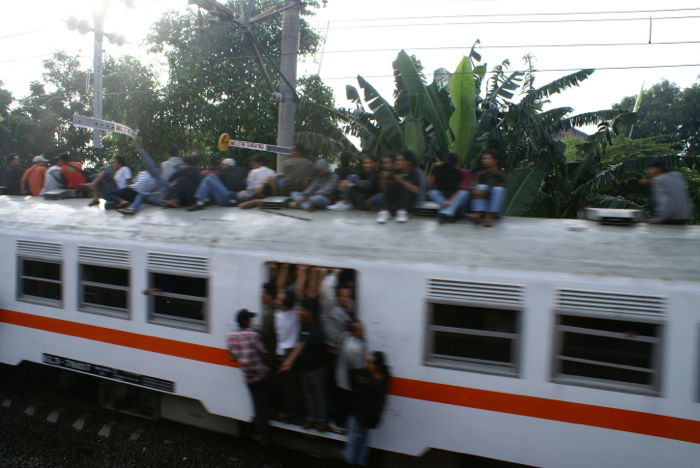 国鉄が苦肉の「警告板」　若者は足蹴りして無視　電車の屋根に乗る乗客