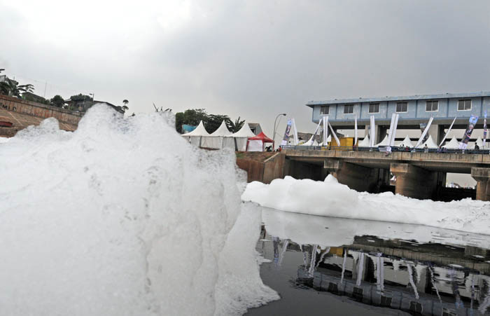 産業排水で汚染進む　東ジャカルタ・ブアラン川