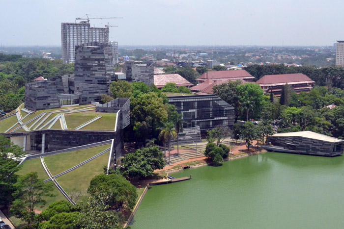 【じゃらんじゃらん特集】　池の畔で読書三昧 学生たちの憩いの場 インドネシア大学図書館
