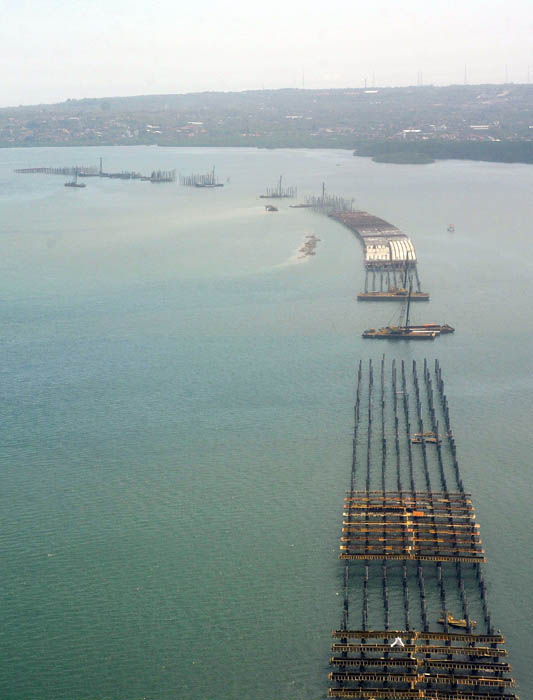 海上高速建設進む　バリ・ヌサドゥア沖　来年７月に完成予定 