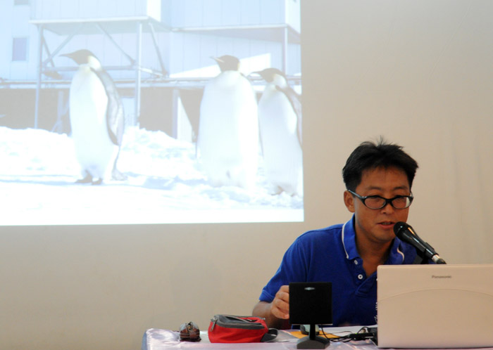 南極生活に興味津々　国際交流基金で「南極料理人」上映　越冬隊員の西分さん招く
