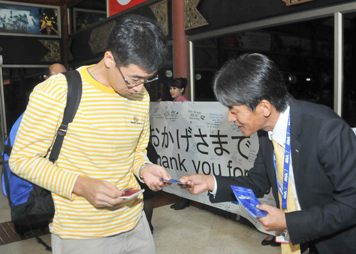 ６０周年で横断幕　搭乗客への感謝込め　ＡＮＡが空港で