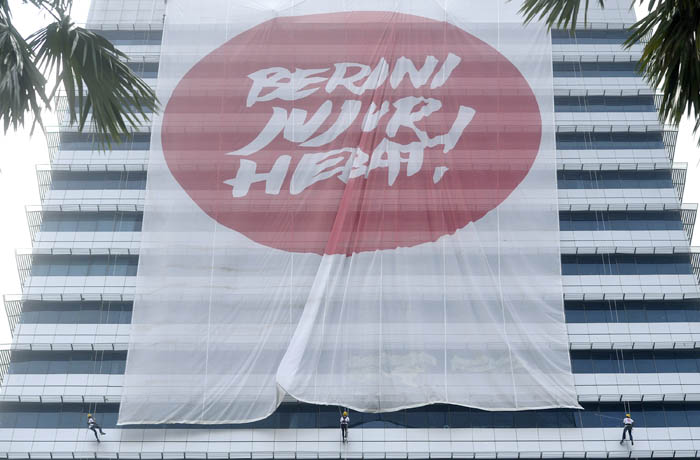 ジャカルタでデモ　国際腐敗防止デー　国務相辞任「贈り物」