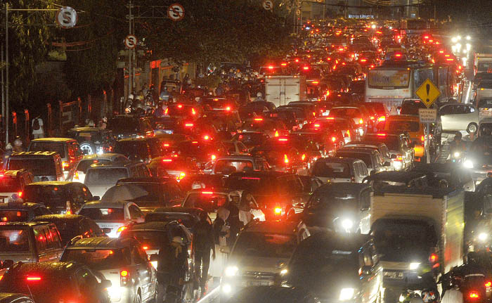 ３イン１ 来年廃止へ 代替案は番号規制 首都の渋滞対策 