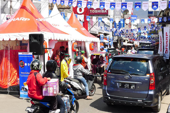 バンドンで「シャープ祭り」