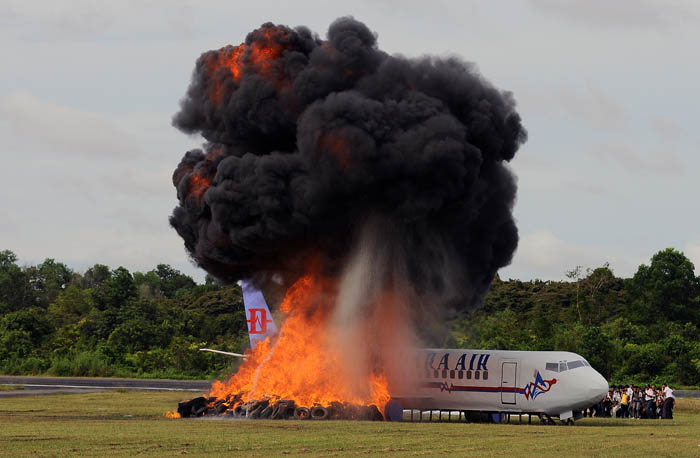 「緊急事態が発生」 プカンバル空港で訓練 
