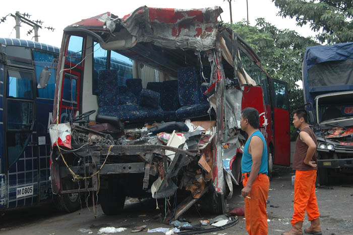 バス事故で７人死亡　チププラン高速道で 