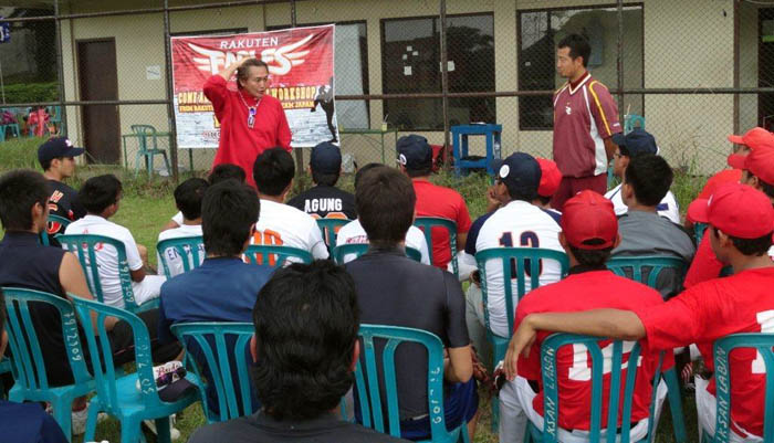 プロコーチに基礎学ぶ　普及活動続ける野中さん　スラバヤで野球講習会