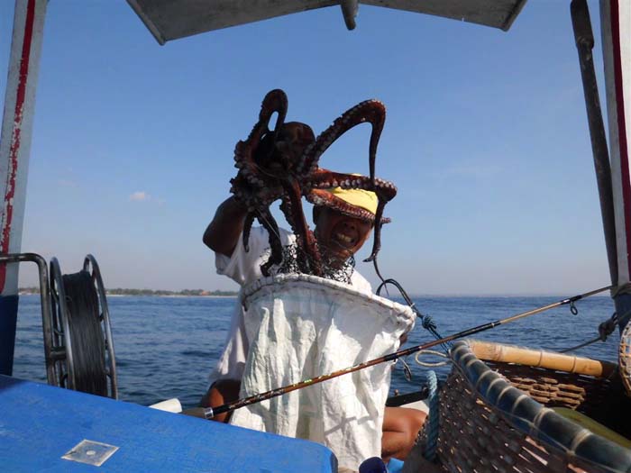 【じゃらんじゃらん特集】　サヌール沖で釣り体験 穏やかな波に揺られて