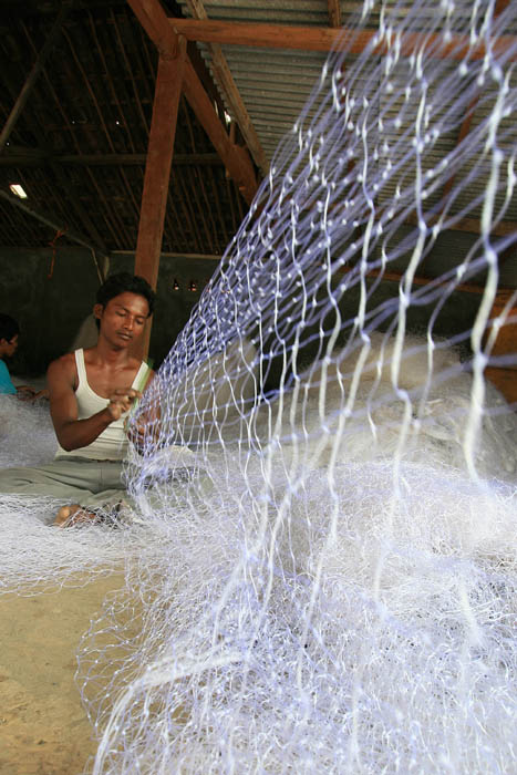 悪天候で漁網修理　インドラマユ