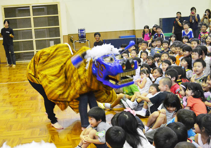 獅子舞や剣舞にびっくり ＪＪＳ幼稚部　お正月コンサート 