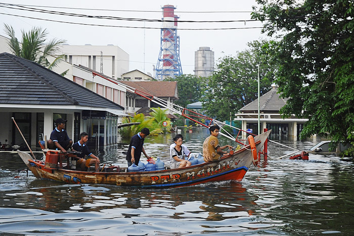 死者２０人、５万人が避難 　首都大洪水 　避難所で感染症広がる