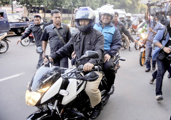 バイク乗って庶民派強調　選挙控え西ジャワ州知事