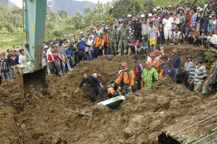 死者計１２人に 西スマトラの土砂崩れ 依然不明者も