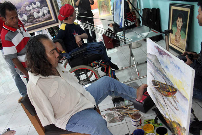 足の指で描く絵画　障害者が展示会　東ジャワ州マラン