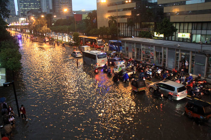 首都、再び冠水 中心部で大渋滞