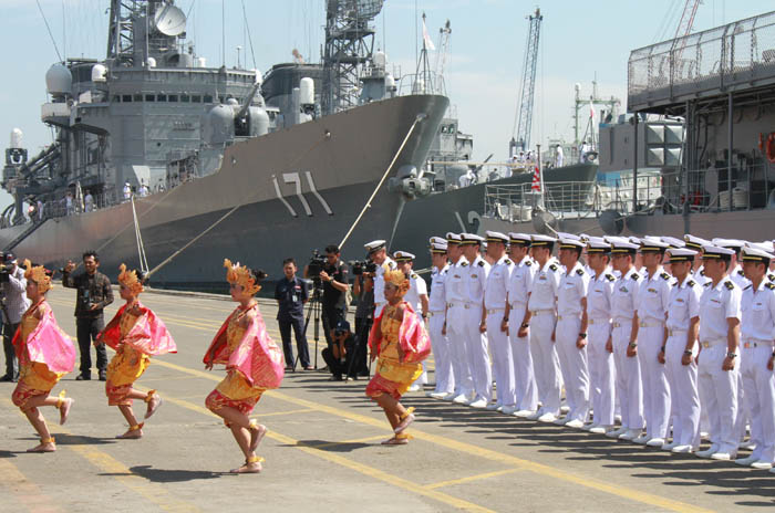 海自護衛艦３隻が寄港　幹部候補生練習航海で　タンジュンプリオク港 