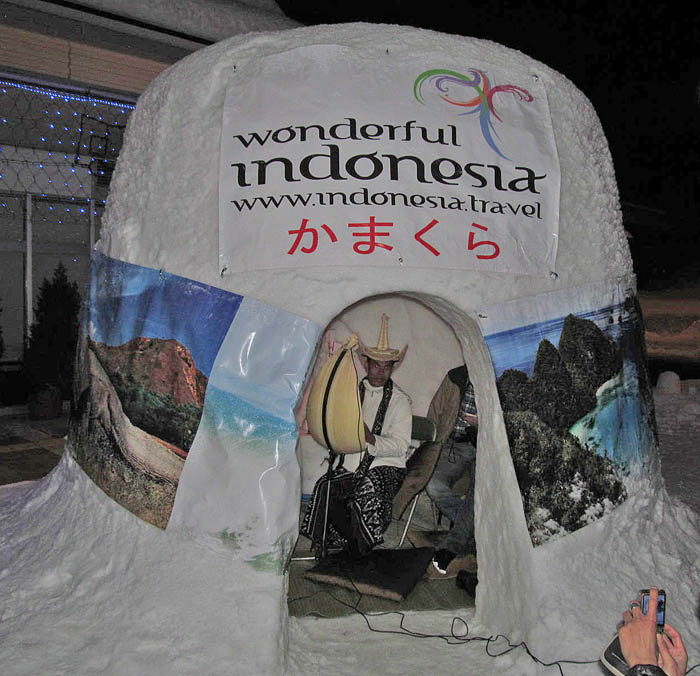 かまくらで伝統楽器演奏 秋田「横手の雪まつり」 インドネシアからの訪問団 
