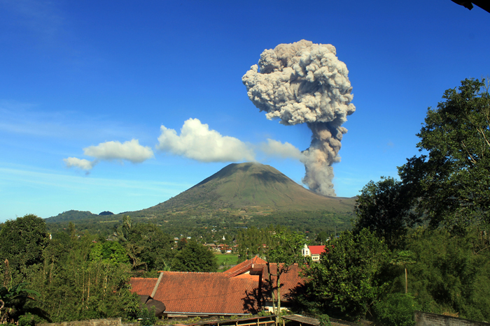 ロコン山が噴火　北スラウェシ州