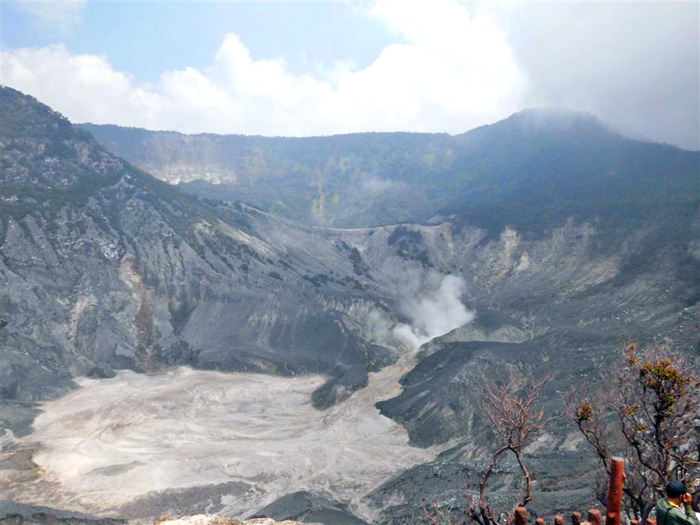 【じゃらん・じゃらん特集】　民話の火山　　噴火後の景勝地　西ジャワ州タンクバンプラフ山 