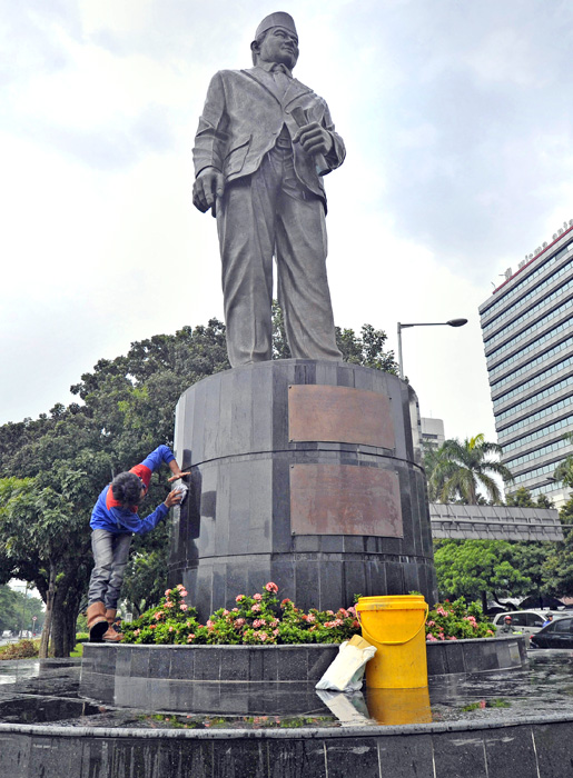 タムリン像を大掃除　ジャカルタの英雄