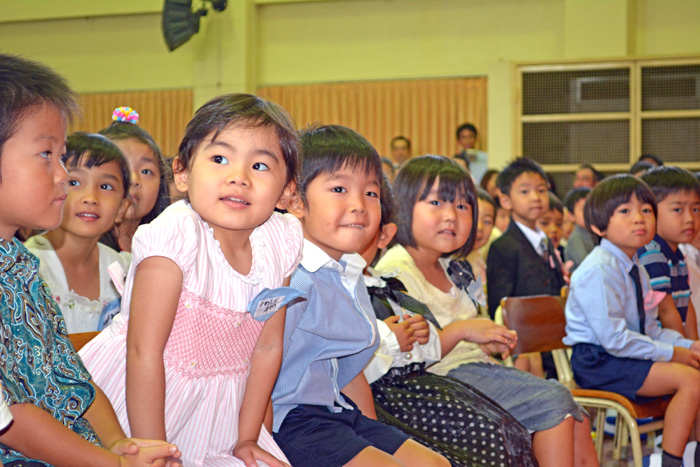 元気いっぱいに新生活　総勢１９９人でスタート　ＪＪＳ幼稚部入園式
