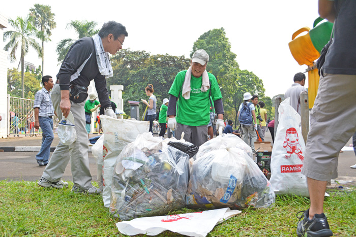 お掃除クラブ１周年　地道にごみ拾う　スナヤン競技場を清掃