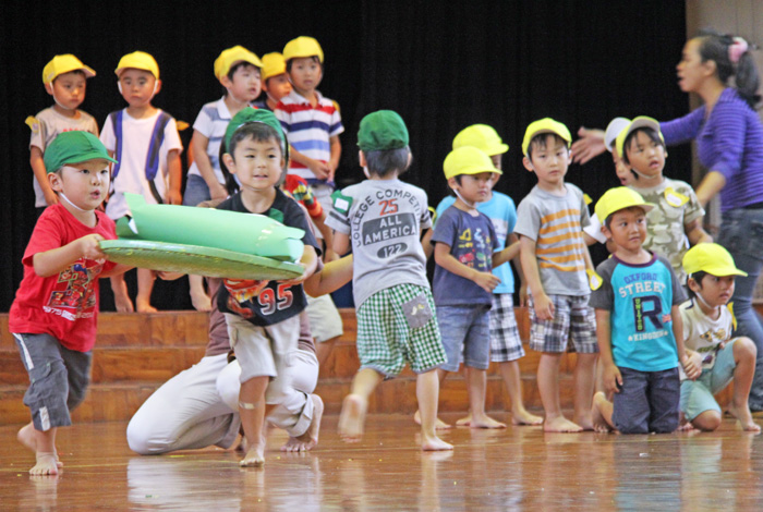 かしわもちに舌鼓　子どもの日祝う　ＪＪＳ幼稚部