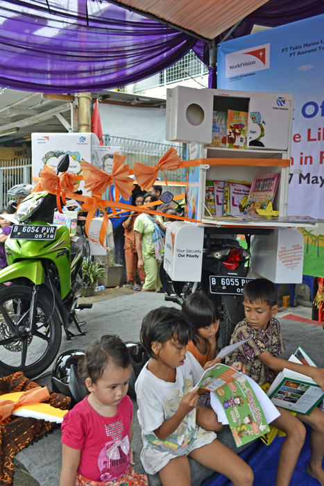    東京海上インドネシア 「移動図書館に役立てて」　 二輪車と本 ＮＧＯに寄贈
