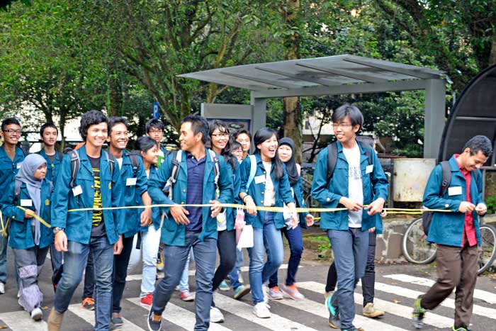   新入生がキャンパス見学会   バンドン工科大学 